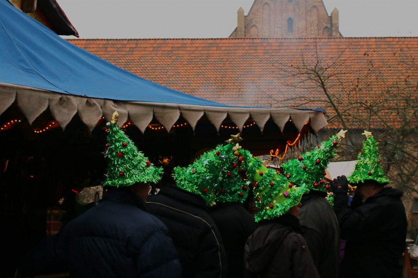 Bunte Hüte fördern das Gruppengefühl - auch auf dem Mittelaltermarkt in Rostock :-)