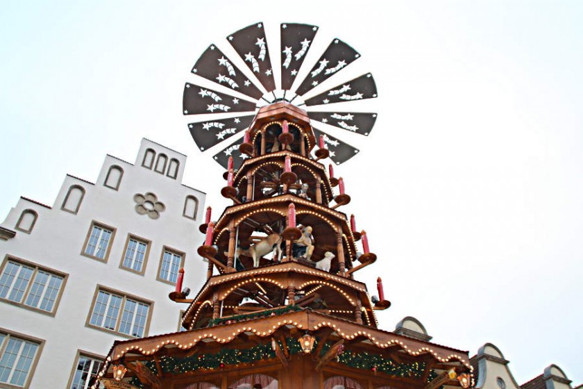 Die XXL-Pyramide der Familie Jacob auf dem Rostocker Weihnachtsmarkt