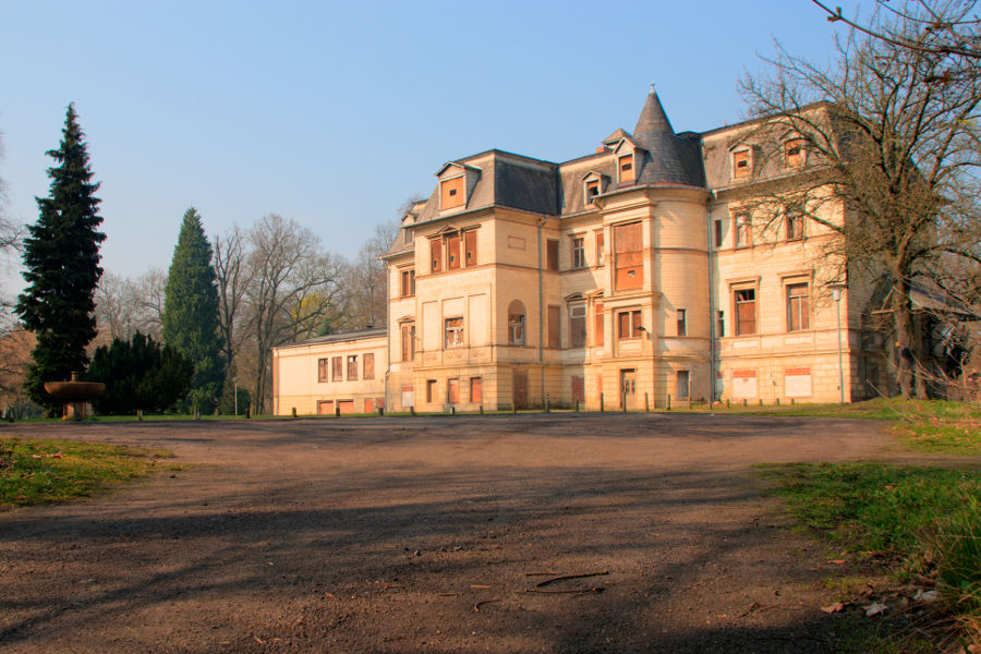 Im März übte ich mich erstmals in HDR-Fotografie. Als ein Motiv musste das Alte Schloss, ehemalige Poliklinik, in Tangerhütte herhalten.