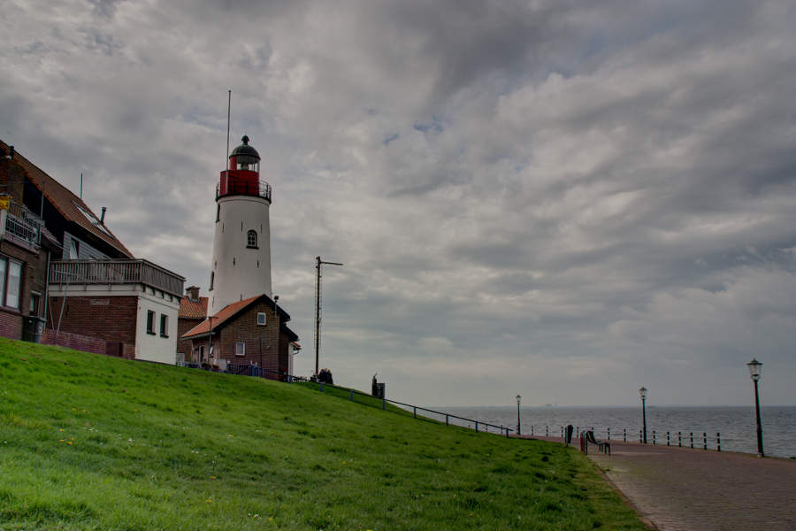 Eine Roadtrip als Hochzeitsreise? Warum nicht. Über die Niederlande ging es nach England. Unser erster Stopp war Urk am Ijsselmeer, hier der Leuchtturm.