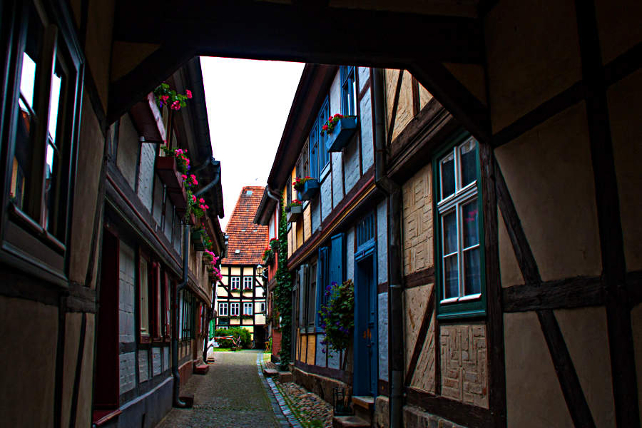 Obwohl ich aus Sachsen-Anhalt stamme, habe ich es erst im Juni nach Quedlinburg geschafft. Die Fachwerkstadt hat mich begeistert.