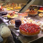 Das Dessert- und Kuchenbuffet im Restaurant auf Deck 7