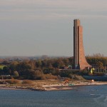 Kite Surfer vor dem Denkmal von Laboe