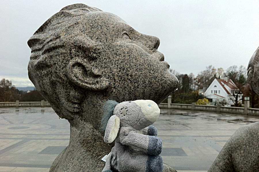 Was mag diese Figur denken? Der Esel versucht sich in Empathie im Vigeland-Park in Oslo.