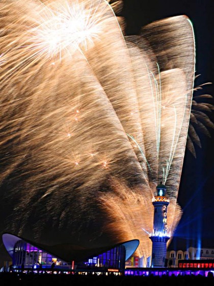 Der Leuchtturm in Flammen beim Turmleuchten 2015 in Warnemünde.