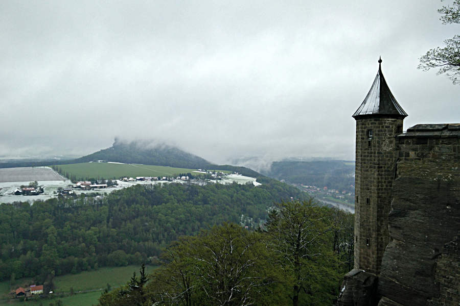 Der Lilienstein im Nebel - gesehen von der Festung Königstein