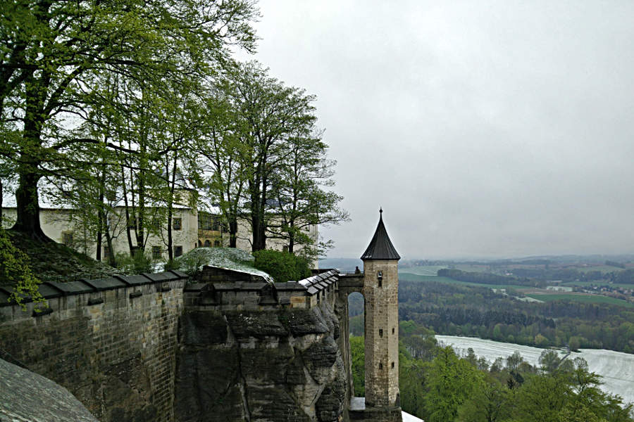 Blick entlang der Festungsmauern auf dem Königstein