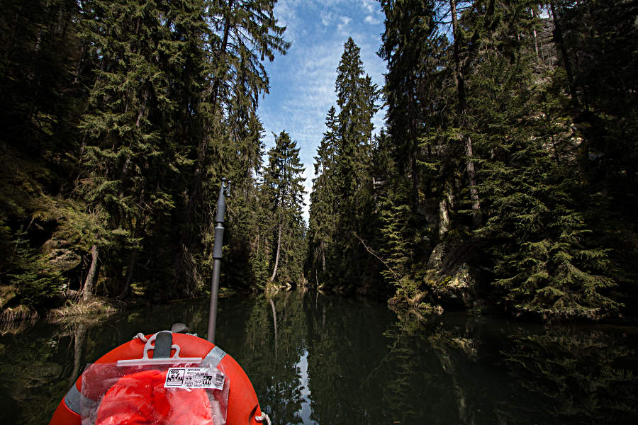 Eine Kahnfahrt an der Oberen Schleuse im Elbsandsteingebirge