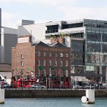 Alte und neue Gebäude rund um die Dublin Docklands