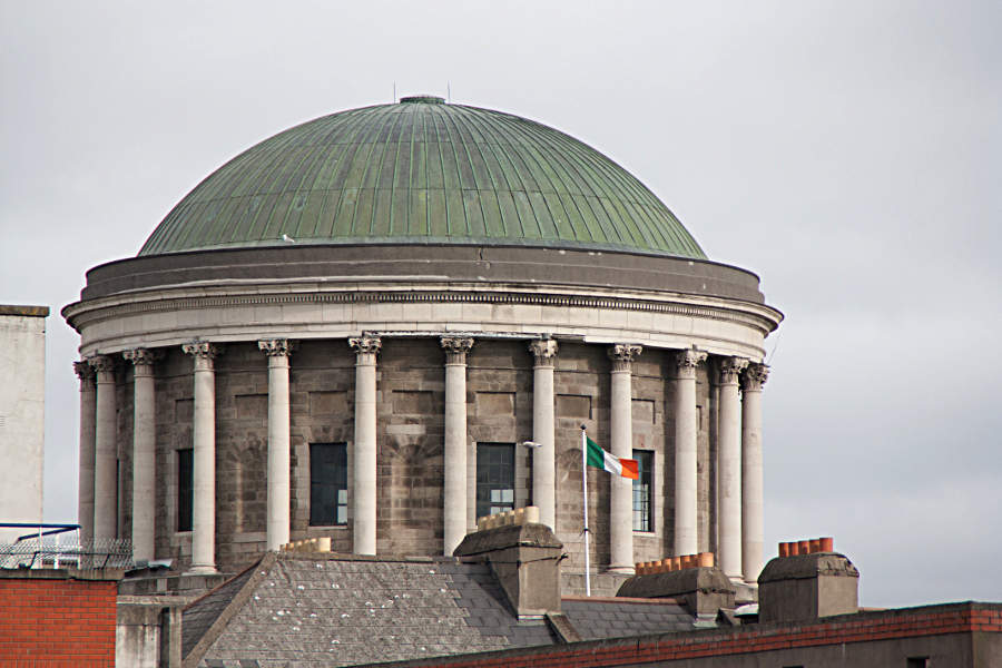 Detail am Gerichtsbäude Four Courts in Dublin