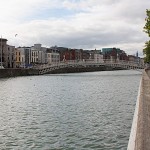 Die Ha'Penny Bridge über den Fluss Liffey in Dublin