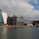 Moderne Bauten am Fluss Liffey auf Höhe der Dublin Docklands