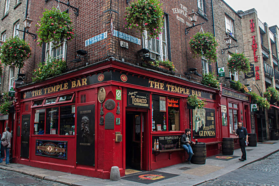 Die Temple Bar im gleichnamigen Stadtteil - besonders zum Abend beliebte Sehenswürdigkeit Dublins