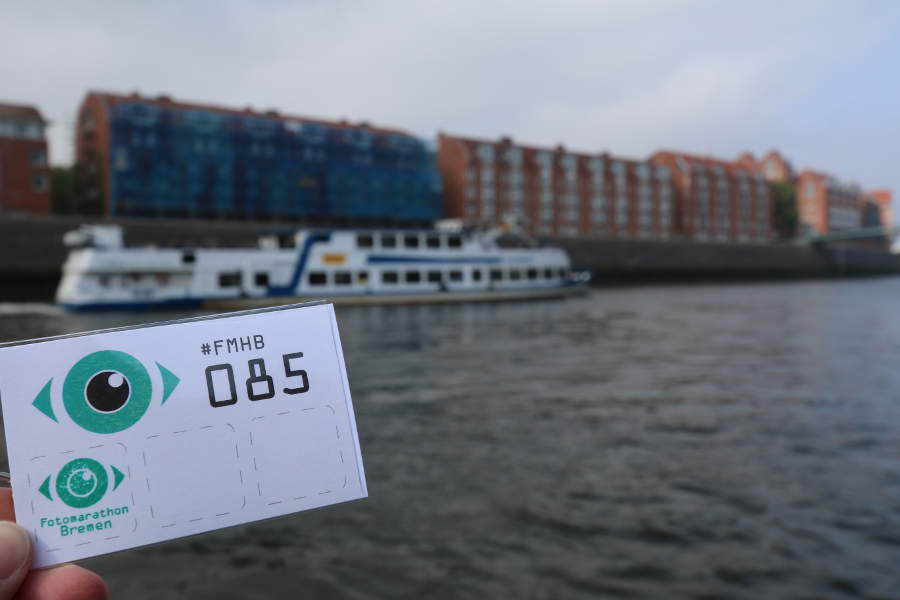 Meine Startnummer und ein Schiff der Weser- und Hafenrundfahrt