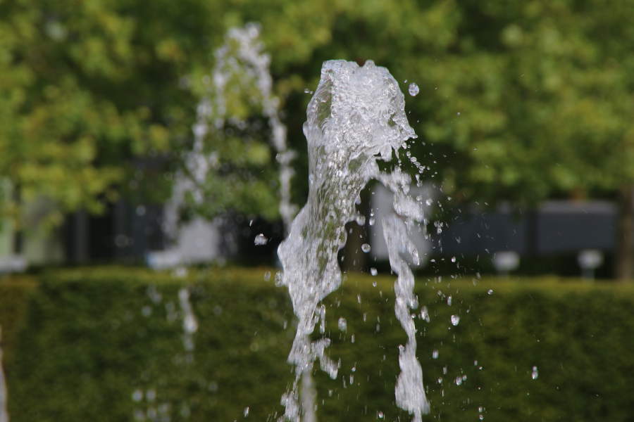 Ein Springbrunnen vor dem Kaffeequartier in der Überseestadt Bremen