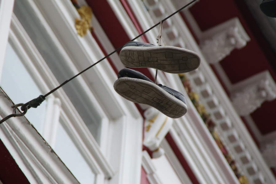 Schuhe über Leitungen im Bremer Viertel