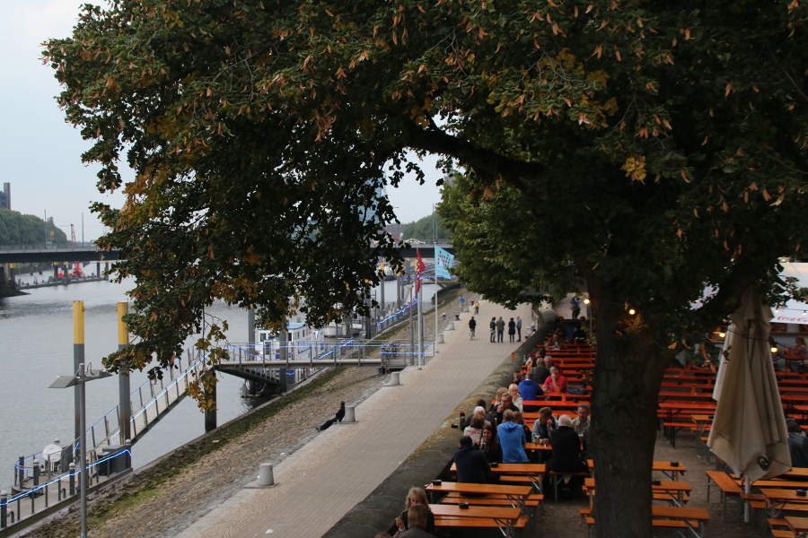 Ein Sommerabend in den Biergärten der Bremer Schlachte