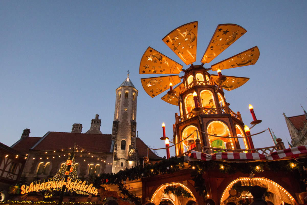 Pyramide und Schwarzwaldstübchen auf dem Braunschweiger Weihnachtsmarkt