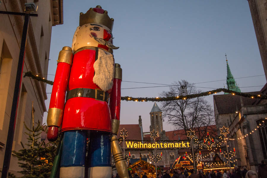 Der neun Tonnen schwere Nussknacker Bruno, der die Besucher des Braunschweiger Weihnachtsmarktes begrüßt