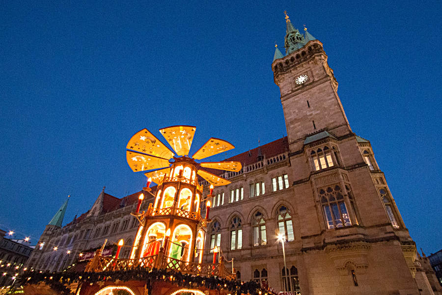 Pyramide auf dem Braunschweiger Weihnachtsmarkt vor dem Alten Rathaus