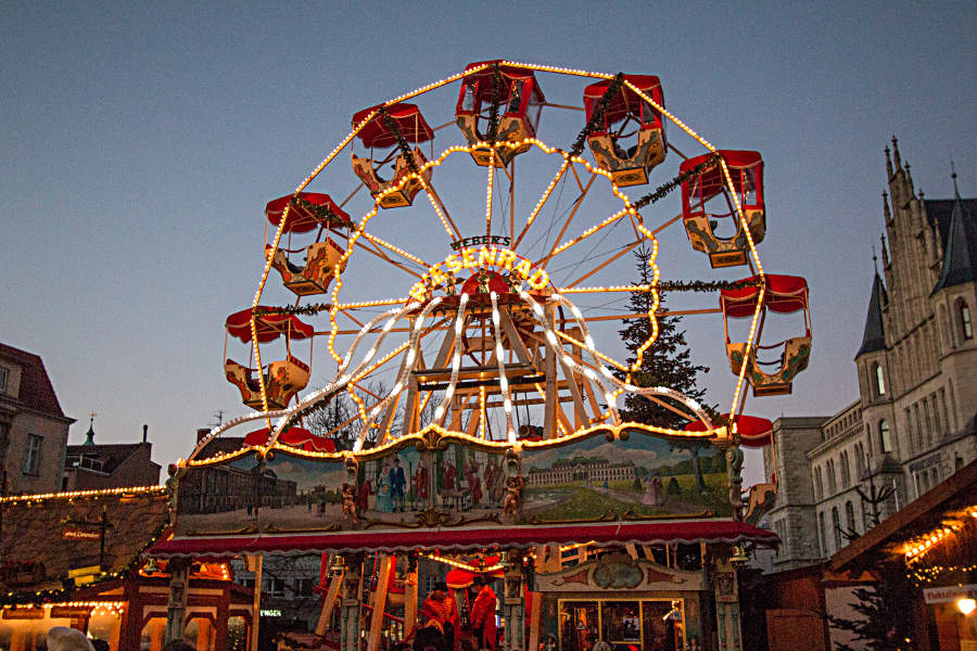 Stimmungsvolles Riesenrad auf dem Braunschweiger Weihnachtsmarkt