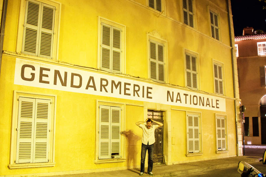 Der Mann vor der Gendarmerie aus dem Film "Der Gendarm von Saint-Tropez"