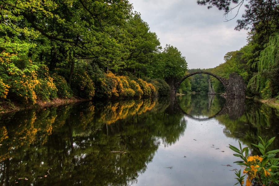 Perfekte Spiegelung und blühende Rhododendren - die Rakotzbrücke bei Kromlau im Frühjahr. (c) Carolin Hinz www.esel-unterwegs.de