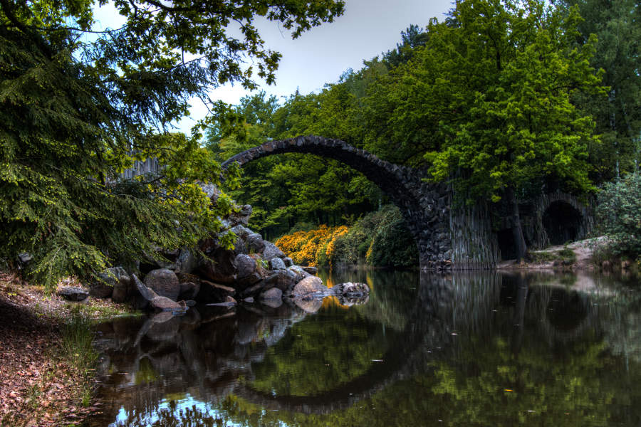 Die Rakotzbrücke in Kromlau von der Seite fotografiert. (c) Carolin Hinz www.esel-unterwegs.de