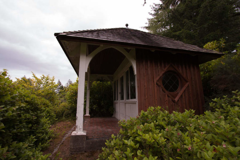 Auf dem Anwesen befindet sich auch ein kleines Sommerhaus - im Grunde nur ein besserer Unterstand bei Regen. (c) Carolin Hinz www.esel-unterwegs.de