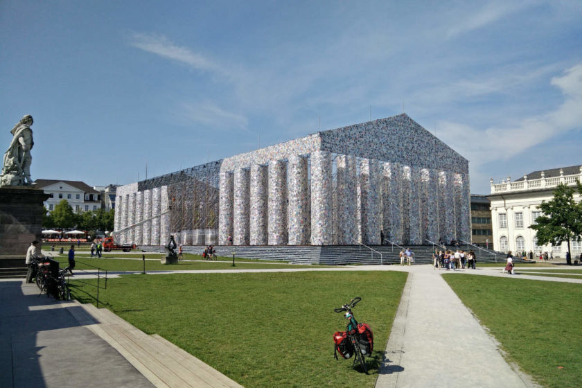 Der Parthenon of Books auf dem Friedrichsplatz in Kassel zur documenta. (c) Carolin Hinz www.esel-unterwegs.de