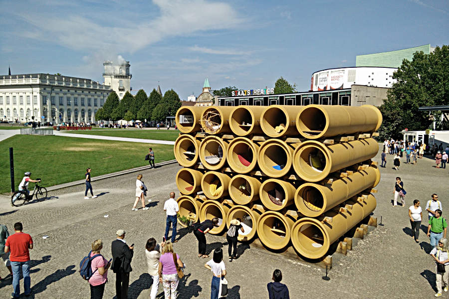 Die Röhren von Hiwa K auf dem Friedrichsplatz - im Hintergrund der rauchende Zwehrenturm von Daniel Knorr. (c) Carolin Hinz www.esel-unterwegs.de