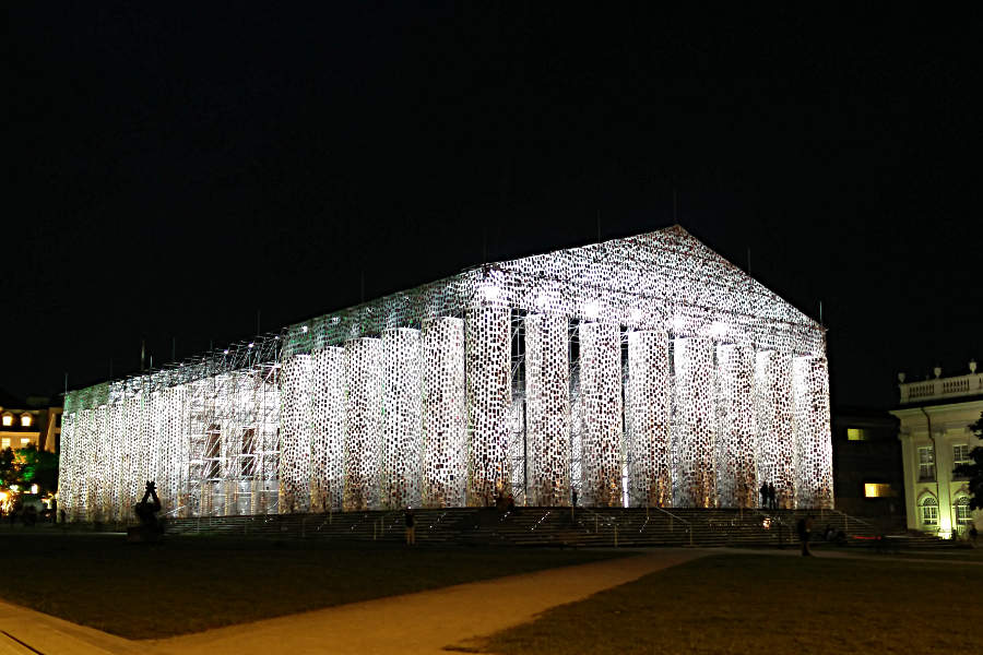 Der Friedrichsplatz mit dem Parthenon of Books bei Nacht. (c) Carolin Hinz www.esel-unterwegs.de